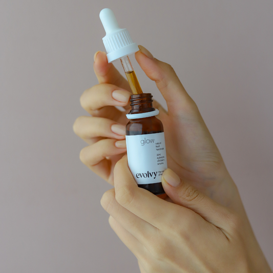 Glow Serum: Hassas Ciltler İçin Leke Karşıtı & Aydınlatıcı C Vitamini, Arbutin, %100 Doğal & Temiz İçerik, Roza Dostu