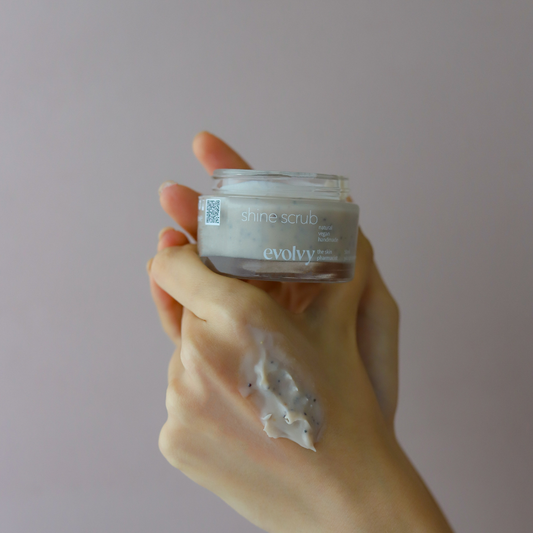 Shine Scrub: Işıltı Veren Nazik Arındırıcı & Nemlendirici Peeling, Roza Dostu, Doğal & Temiz İçerik