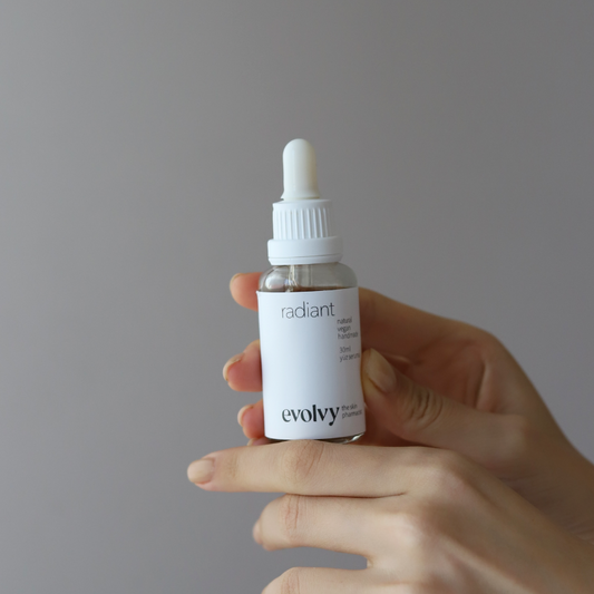 Radiant: Leke Karşıtı ve Pürüzsüzleştirici Nazik AHA Peeling Serumu, Roza Dostu, %100 Doğal & Temiz İçerik