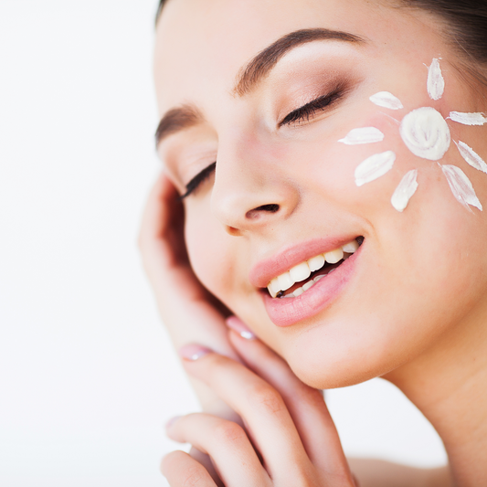 Güneş Koruyucu Krem Neden Her Gün Kullanılmalı? Güneş Koruyucu Neden önemli? Güneş Koruyucunun Cilde 5 Faydası! Güneş Koruyucu Seçerken Nelere Dikkat Etmelisiniz?