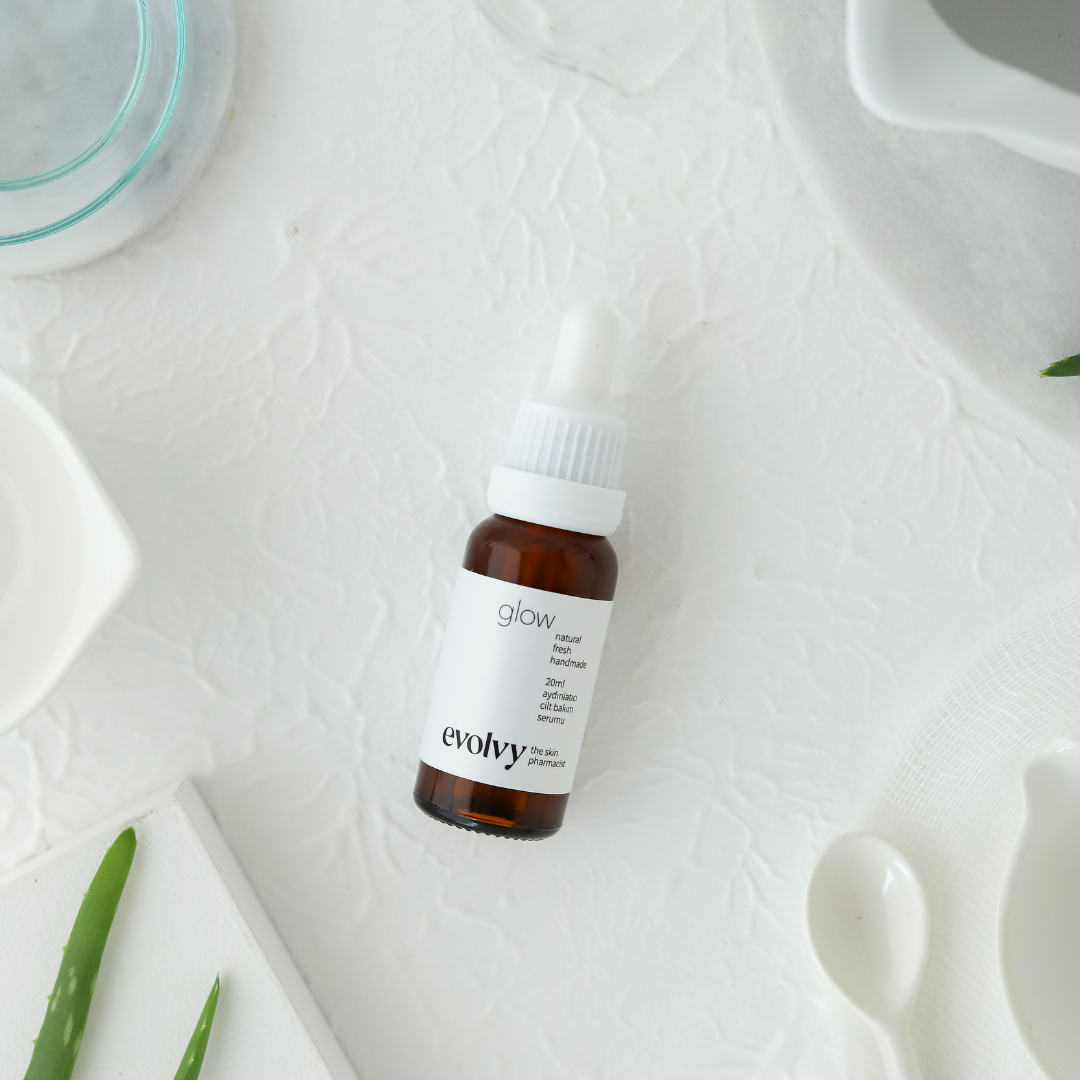 Glow Serum: Hassas Ciltler İçin Leke Karşıtı & Aydınlatıcı C Vitamini, Arbutin, %100 Doğal & Temiz İçerik, Roza Dostu