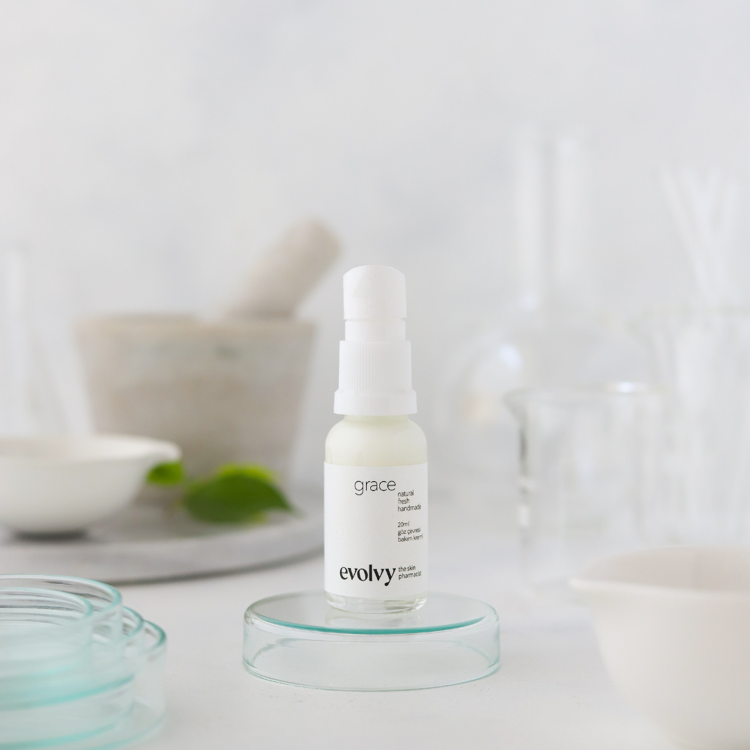 Grace: Aydınlatıcı ve Kırışıklık Karşıtı Göz Çevresi Bakım Kremi, %100Doğal & Temiz İçerik, Roza Dostu