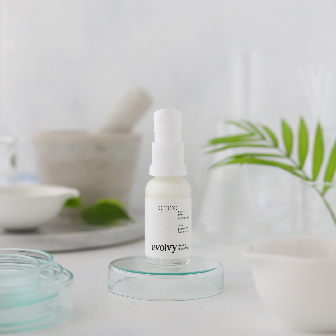 Grace: Aydınlatıcı ve Kırışıklık Karşıtı Göz Çevresi Bakım Kremi, %100Doğal & Temiz İçerik, Roza Dostu