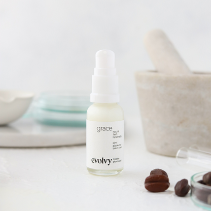 Grace: Aydınlatıcı ve Kırışıklık Karşıtı Göz Çevresi Bakım Kremi, %100Doğal & Temiz İçerik, Roza Dostu