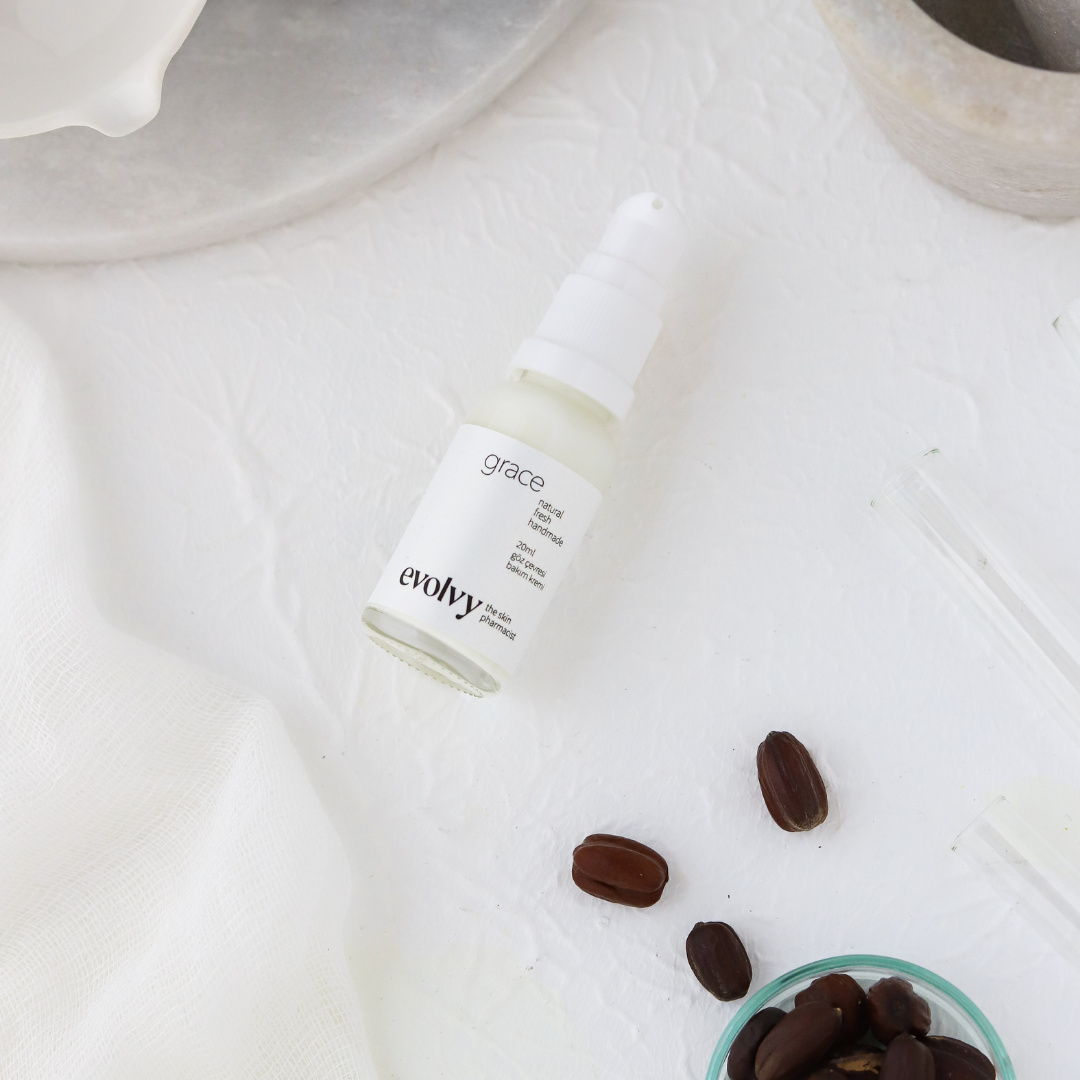 Grace: Aydınlatıcı ve Kırışıklık Karşıtı Göz Çevresi Bakım Kremi, %100Doğal & Temiz İçerik, Roza Dostu