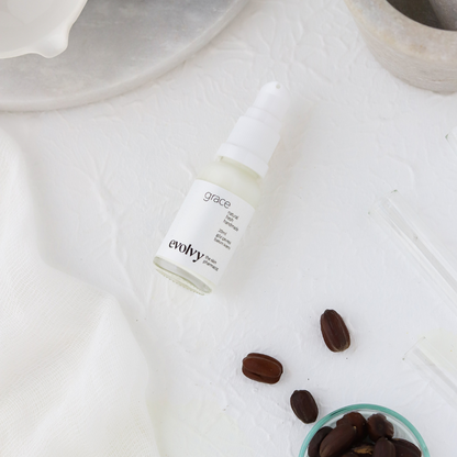 Grace: Aydınlatıcı ve Kırışıklık Karşıtı Göz Çevresi Bakım Kremi, %100Doğal & Temiz İçerik, Roza Dostu