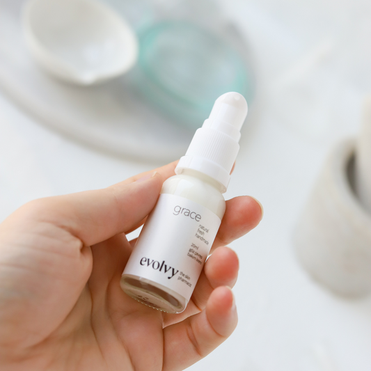 Grace: Aydınlatıcı ve Kırışıklık Karşıtı Göz Çevresi Bakım Kremi, %100Doğal & Temiz İçerik, Roza Dostu