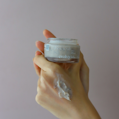 Shine Scrub: Işıltı Veren Nazik Arındırıcı & Nemlendirici Peeling, Roza Dostu, Doğal & Temiz İçerik