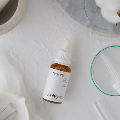 Radiant: Leke Karşıtı ve Pürüzsüzleştirici Nazik AHA Peeling Serumu, Roza Dostu, %100 Doğal & Temiz İçerik