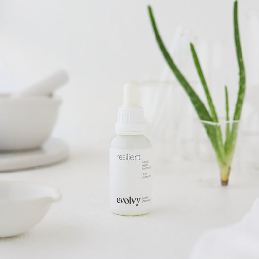 Resilient: Hassas Ciltler İçin Retinol & C Vitamini Destekli Gençlik Serumu, Roza Dostu, %100 Doğal & Temiz İçerik