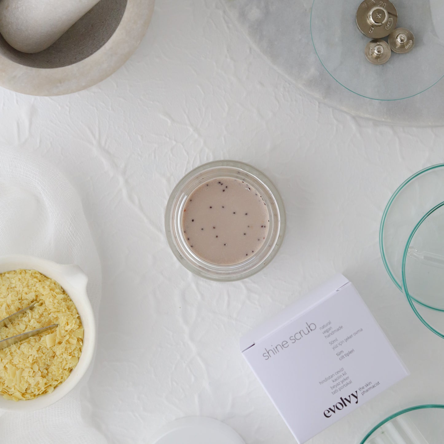 Shine Scrub: Işıltı Veren Nazik Arındırıcı & Nemlendirici Peeling, Roza Dostu, Doğal & Temiz İçerik