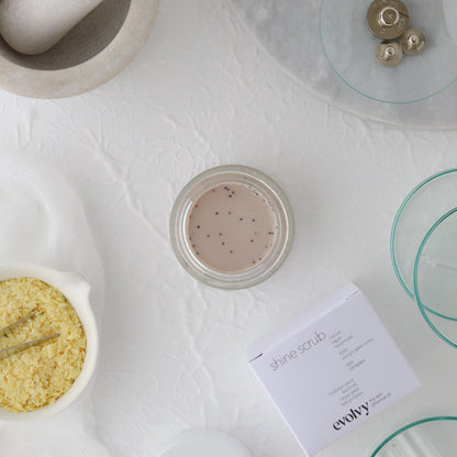 Shine Scrub: Işıltı Veren Nazik Arındırıcı & Nemlendirici Peeling, Roza Dostu, Doğal & Temiz İçerik